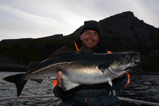 Prachtige visserij in Noorwegen in de zomervakantie.