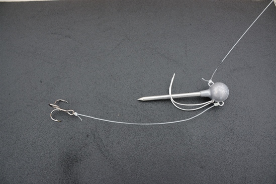 The two circular pieces go through the baitfish. When you strike you immediately have direct contact with the trble to set the hook as the metal pins comes out of the baitfish immediately!