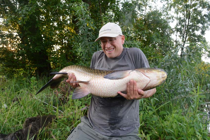 graskarper met zelfontspanner camera op bankstick